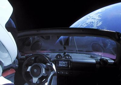 Může se srazit Tesla Elona Muska se Zemí? Vědci to považují za možné