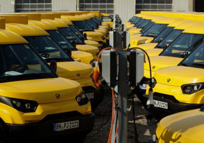 Německá pošta bude mít do roku 2050 nulové emise, pomohou elektromobily i kola