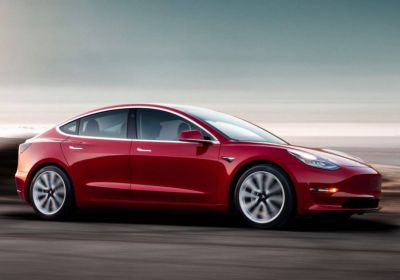 První dojmy z Tesla Model 3: Je mesiáš elektrické revoluce tak dobrý, jak jsme doufali?
