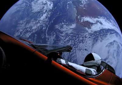 Starman s Teslou Roadster Elona Muska jsou za oběžnou dráhou Marsu