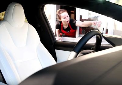 Tesla bez řidiče překvapila obsluhu u McDrive - video!