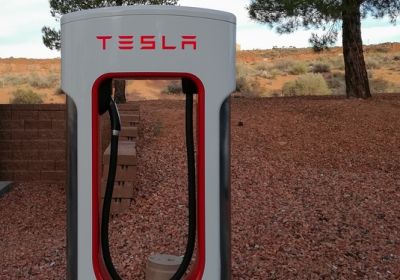 Tesla čínskému řidiči naúčtovala za nabíjení 14 milionů korun