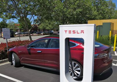 Tesla mění pravidla pro využívání Superchargerů, chystá se na Model 3