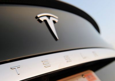 Tesla na autosalonu v Paříži přitahuje pozornost