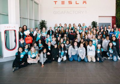 Tesla napomáhá bourat genderové stereotypy ve vědě