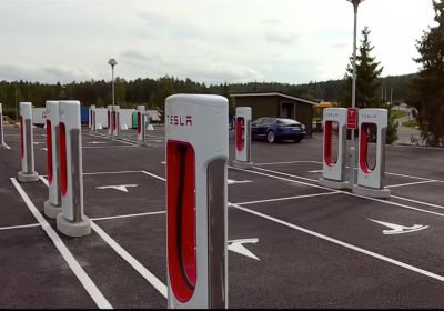 Tesla otevřela největší stanici Supercharger na světě