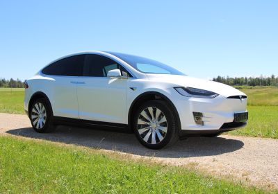 Tesla pokračuje v cenové válce a opět snižuje ceny vozů