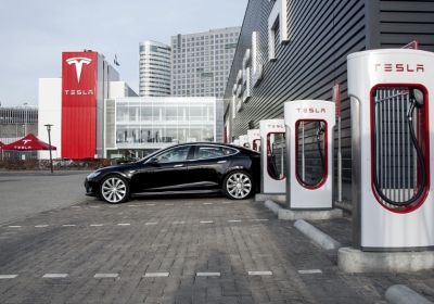 Tesla si hraje s cenami dobíjení. Po velké kritice je opět mění