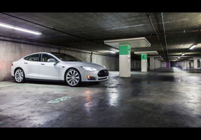 Tesla v praxi III: 5 užitečných tipů při jízdě velkoměstem