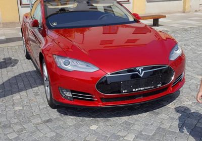 Tesla v praxi XXII: Jak jsem se projela v Tesla Model S