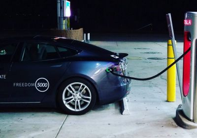 Tesla v praxi XXVIII: Nový rekord pokořen, od pobřeží k pobřeží!