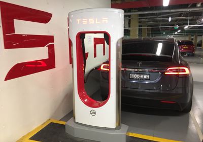 Tesla vrací nabíjení u Superchargerů zdarma, doporučit ho můžete až pěti kamarádům