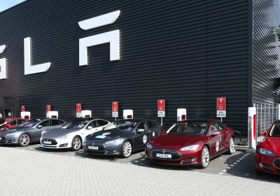 Tesla vydala firmware 7.1: díky "Summon" funkci se auto samo zaparkuje do garáže