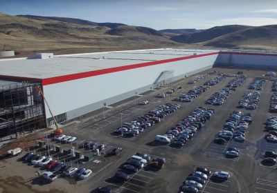 V Gigafactory pracuje přes 1000 lidí, každý měsíc Tesla najme až 200 dalších