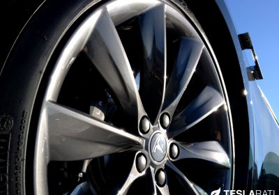 Věděli jste, že Tesla používá technologii na snížení hluku pneumatik