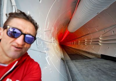 Video: Známý youtuber Casey Neistat se vydal do hlubin tunelu Boring Company