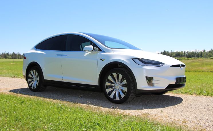 Tesla pokračuje v cenové válce a opět snižuje ceny vozů