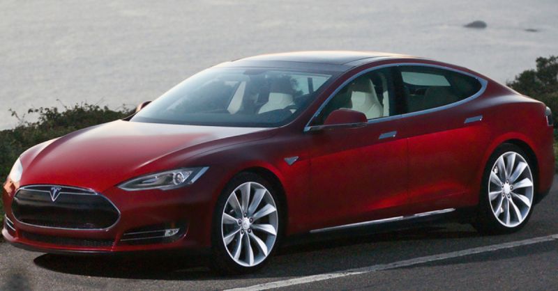 Autopilot Tesly Model S zvítězil ve srovnávacím testu 