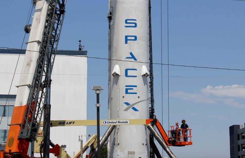 Cena Falcon 9 klesne na půlku díky opětovnému použití