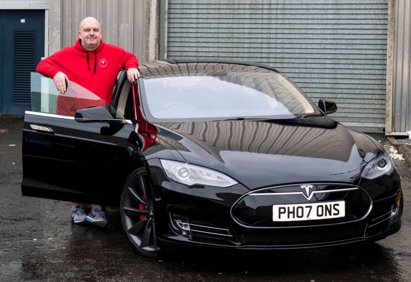 Co má společného Tesla Model S, James Watt a muzeum v Glasgow? Jednoho velmi štědrého dárce!