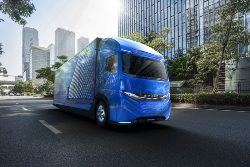 Dnes měla být představena Tesla Semi, místo ní je tu Mitsubishi E-FUSO