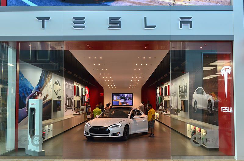 Do konce roku 2017 chce mít Tesla po světě otevřeno 440 prodejen Tesla Store 