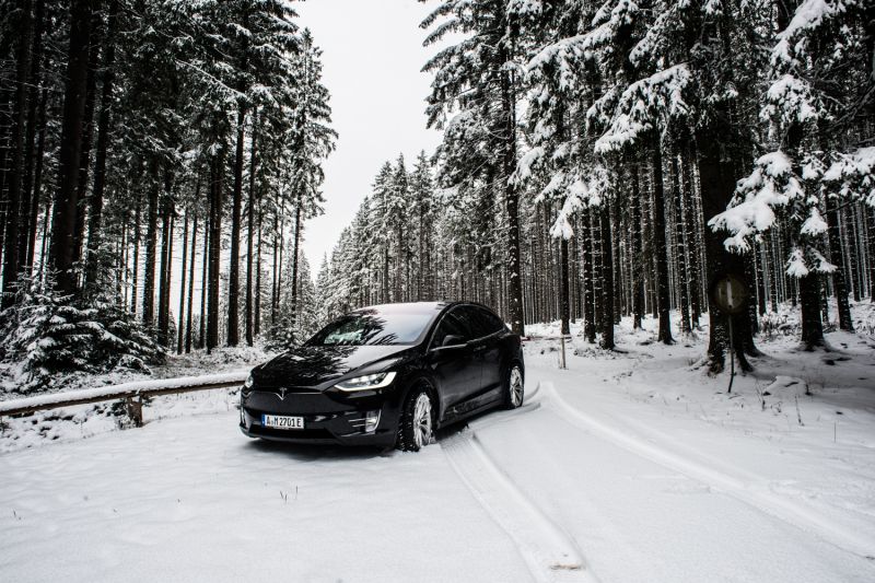 Dojezd Tesly až 10 000 km? S revolučními akumulátory by to bylo možné