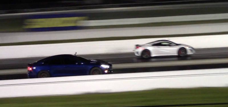 Drag race: Nová Acura NSX versus Tesla Model S P100D! Z toho vám bude přecházet zrak