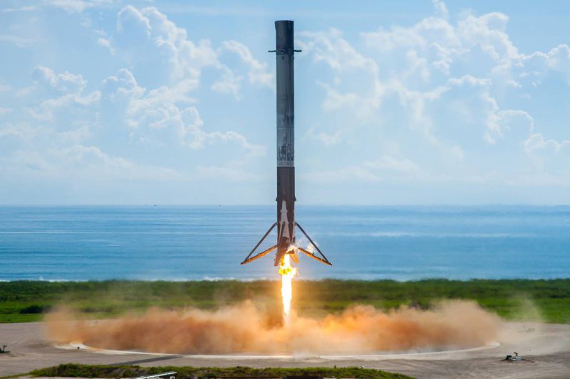 Elon Musk spustí satelitní internet, má zaplatit misi na Mars