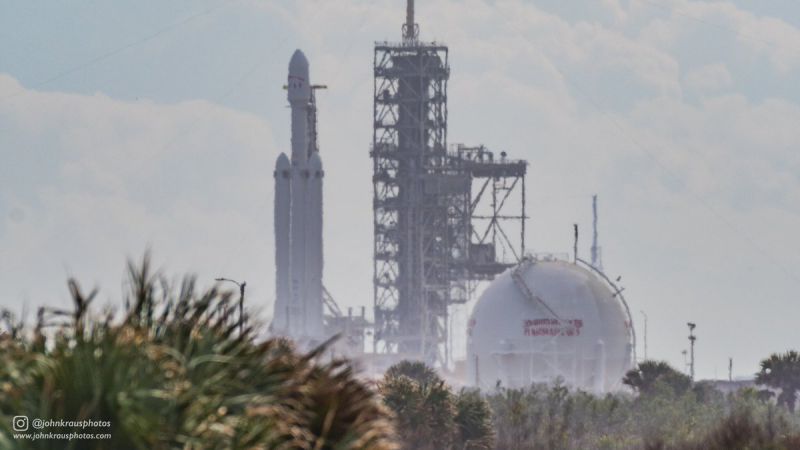 Falcon Heavy hledí k nebi! Start největší Muskovy rakety se blíží