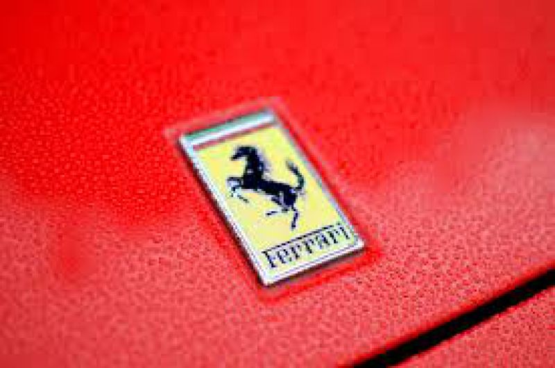 Ferrari podlehlo! Postaví svůj první elektromobil a může za to Tesla!