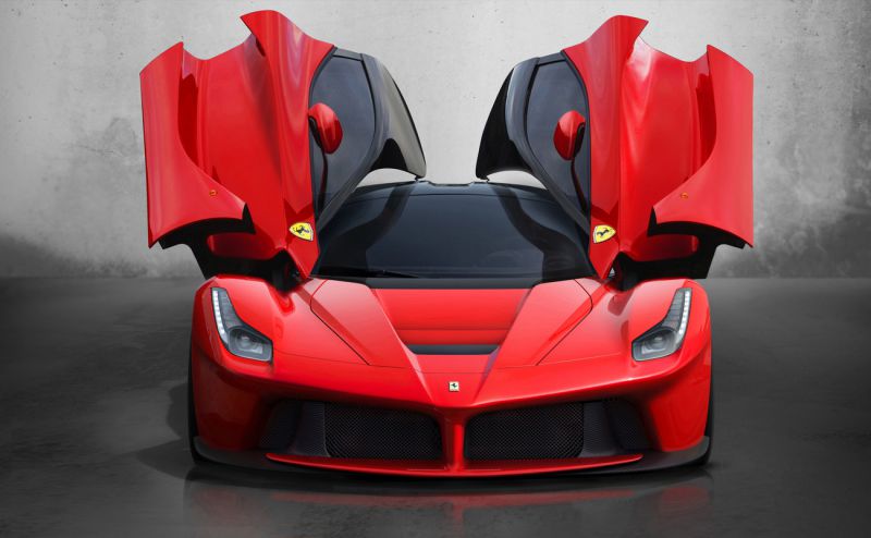 Ferrari se bojí Tesly a slibuje elektromobily!