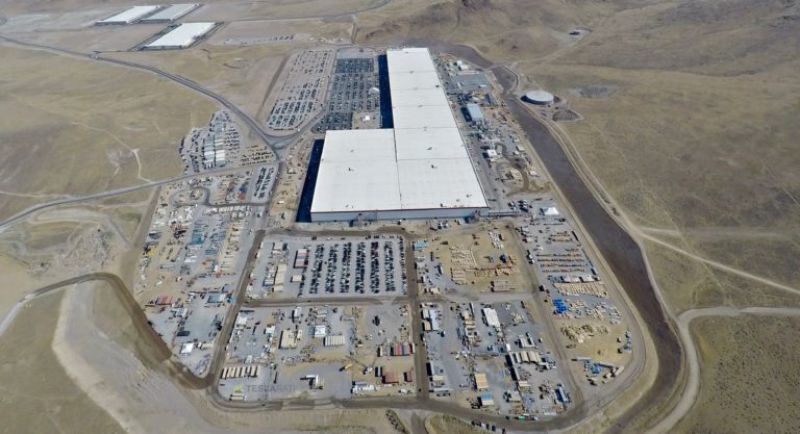 FOTO: Gigafactory 1 se neustále rozrůstá, přibývá i hromada parkovacích mist