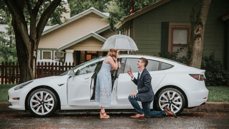 I takto může vypadat originální žádost o ruku! Mladík k ní použil automobil od Tesly