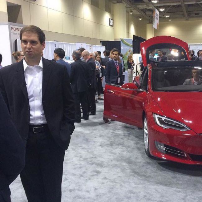 JB Straubel o Tesla Gigafactory, ceně baterií a elektrickém letadle