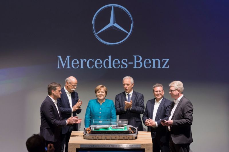 Merkelová položila základní kámen německé „Gigafactory“