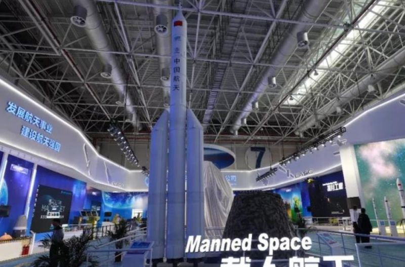 Nová síla: Čína představila novou těžkou nosnou raketu pro lety k Měsíci