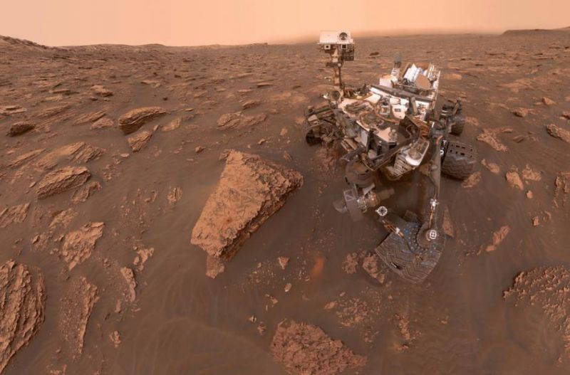 Nové snímky roveru Curiosity: Na Marsu zuří globální písečná bouře