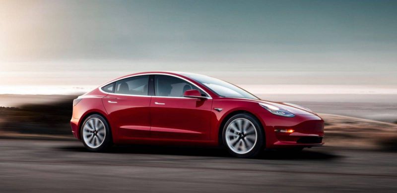 První dojmy z Tesla Model 3: Je mesiáš elektrické revoluce tak dobrý, jak jsme doufali?