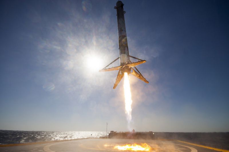 SpaceX píše historii, opětovně použitá raketa Falcon 9 dokázala znovu přistát