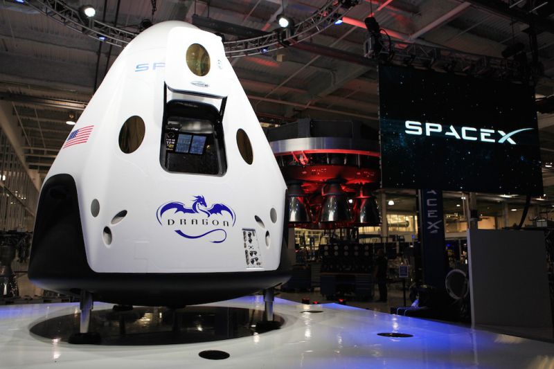 SpaceX představila speciální kapsli pro lety do vesmíru 