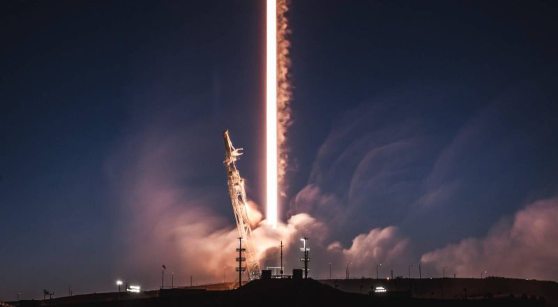 SpaceX úspěšně odstartovala novou éru znovupoužitelných raket