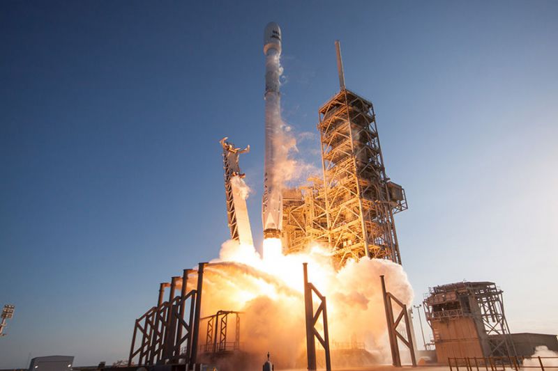 SpaceX v sobotu započne novou éru satelitního internetu!