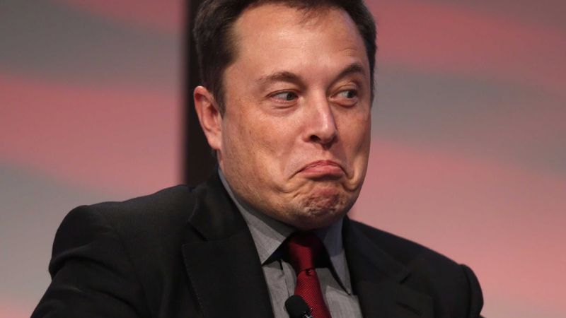 Svrhne majitel dvanácti akcií Tesly Elona Muska z jeho trůnu?