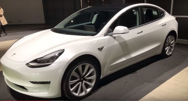Tesla dodala Model 3 prvnímu běžnému zákazníkovi