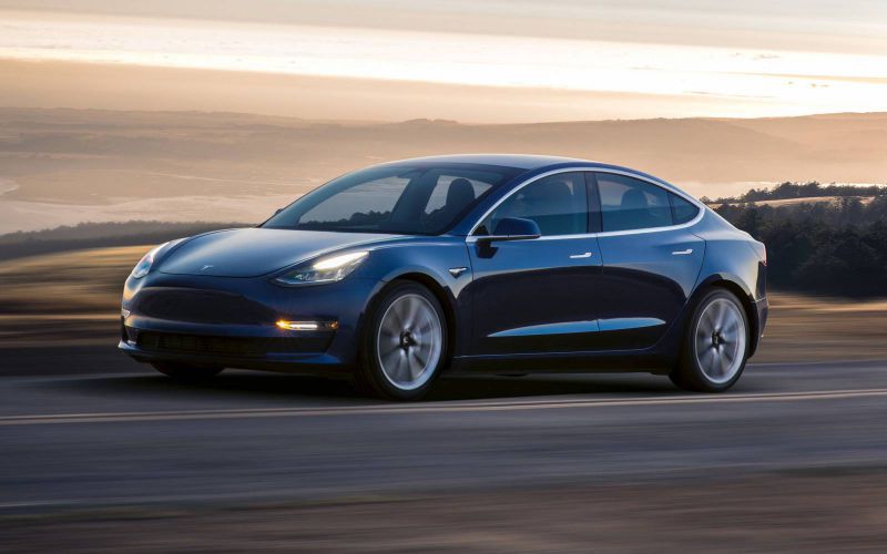 Tesla Model 3 specifikace: dojezd až 500 km, dvě varianty vozů, jeden motor, autopilot