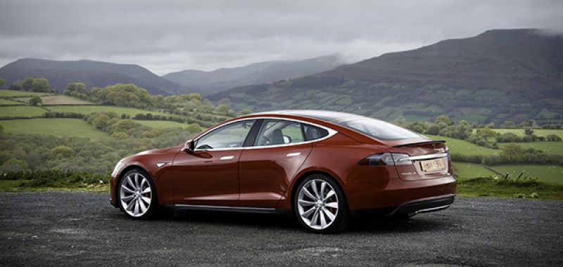 Tesla Model S pronikl i na novinky