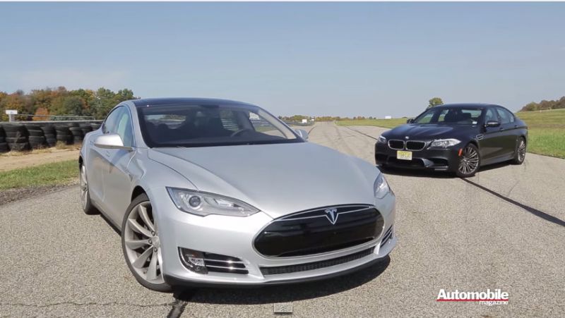 Tesla Model S versus BMW M5 – závod na rovince!