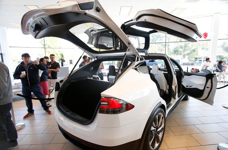 Tesla Model X přijde v září