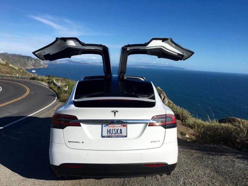 Tesla Model X v detailech. Sledujte video návody Tesla!